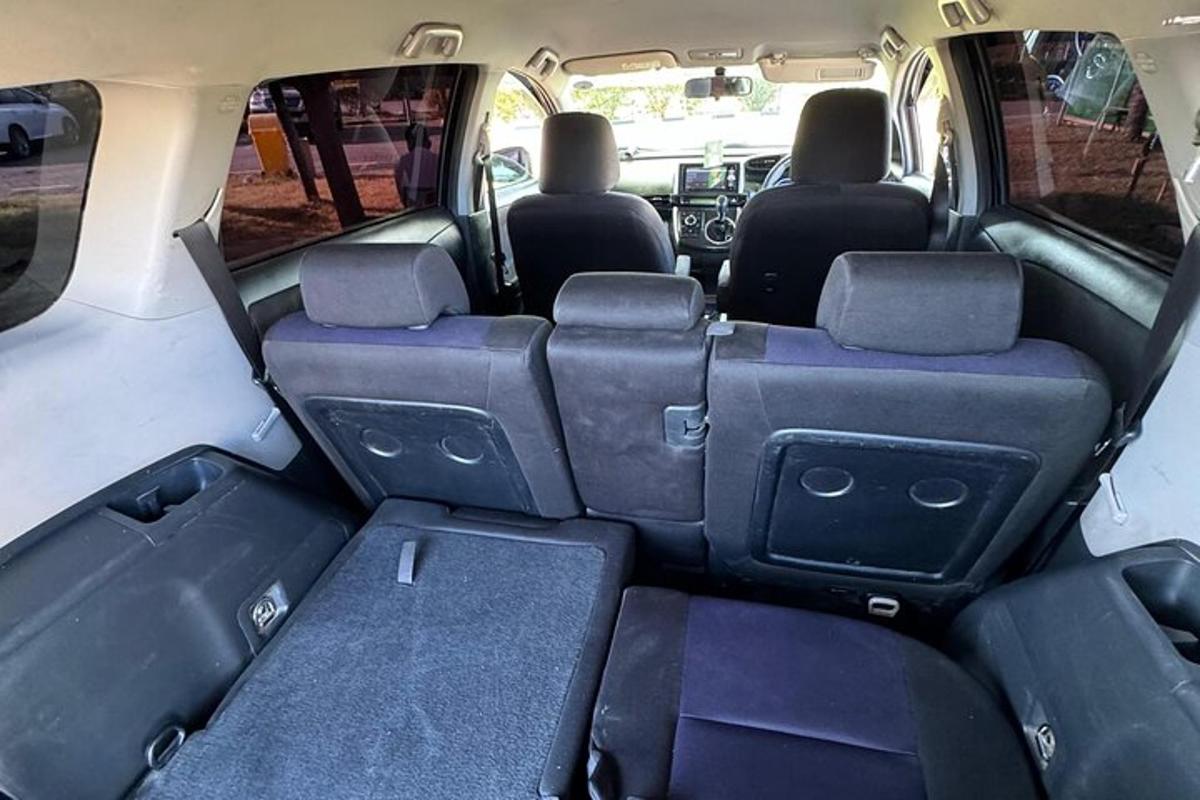 uma vista dos bancos traseiros de um carro