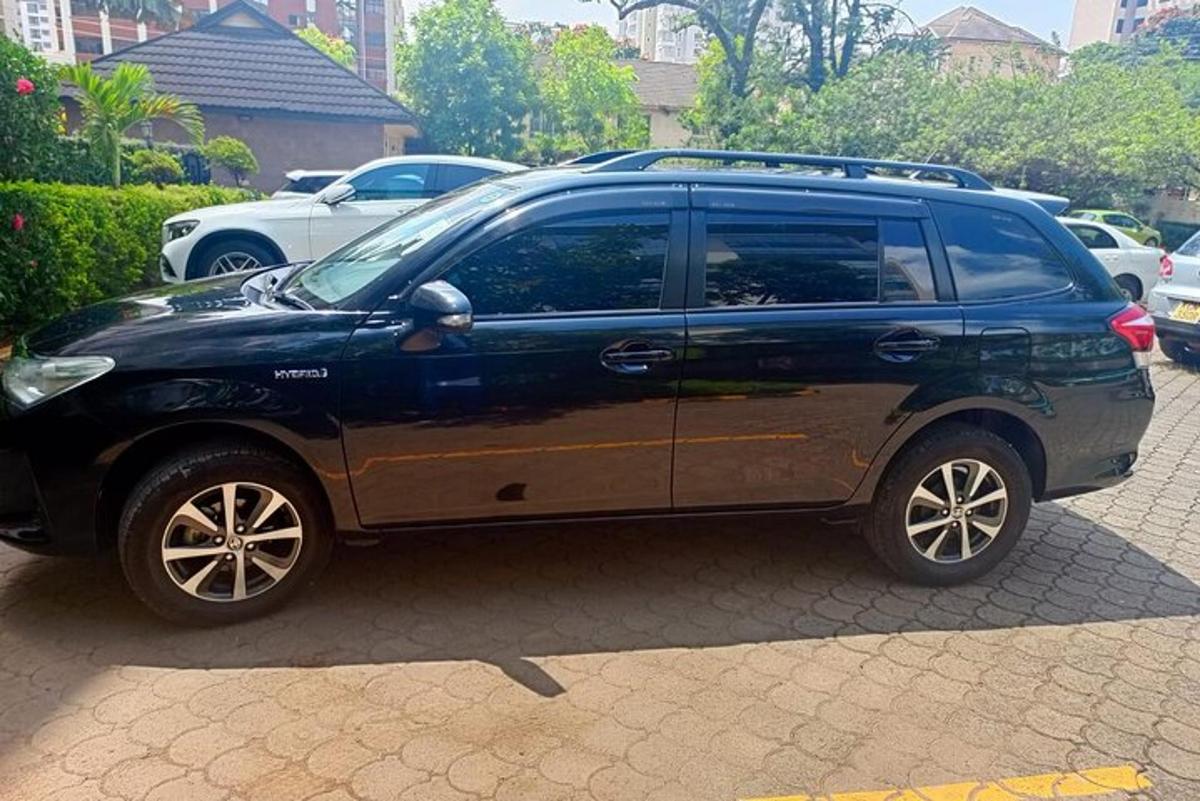 um carro preto estacionado em um estacionamento