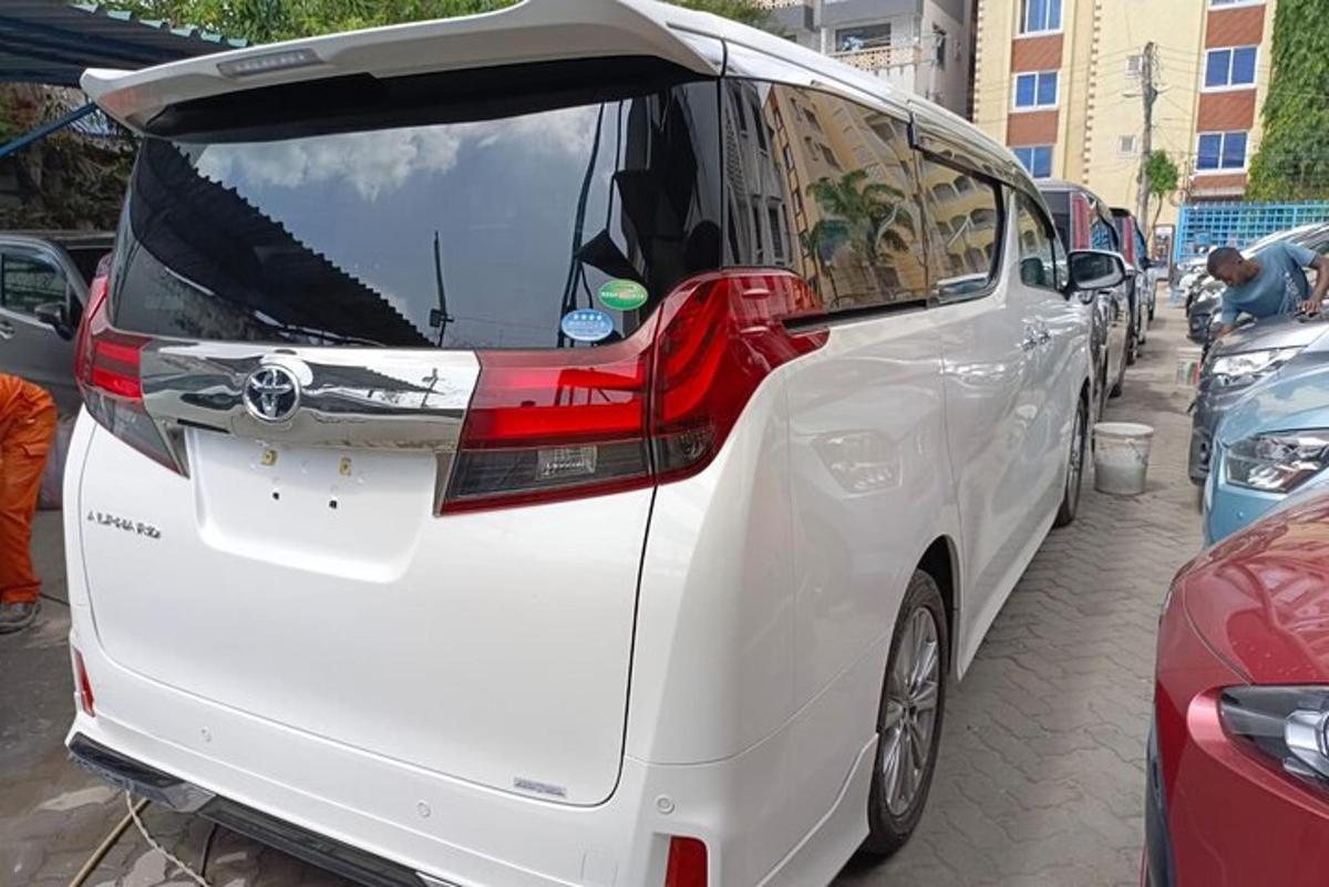 bílé chytré auto zaparkované na parkovišti