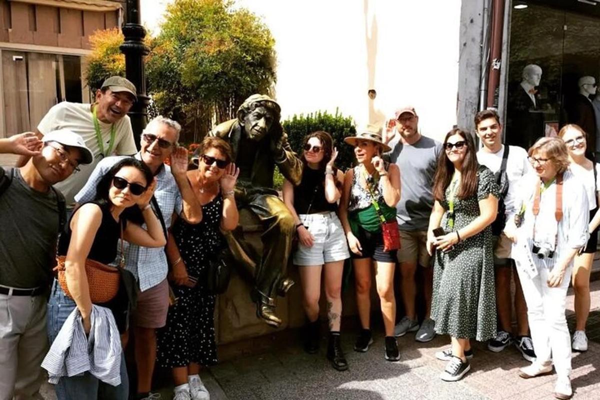 eine Gruppe von Menschen steht vor einer Statue