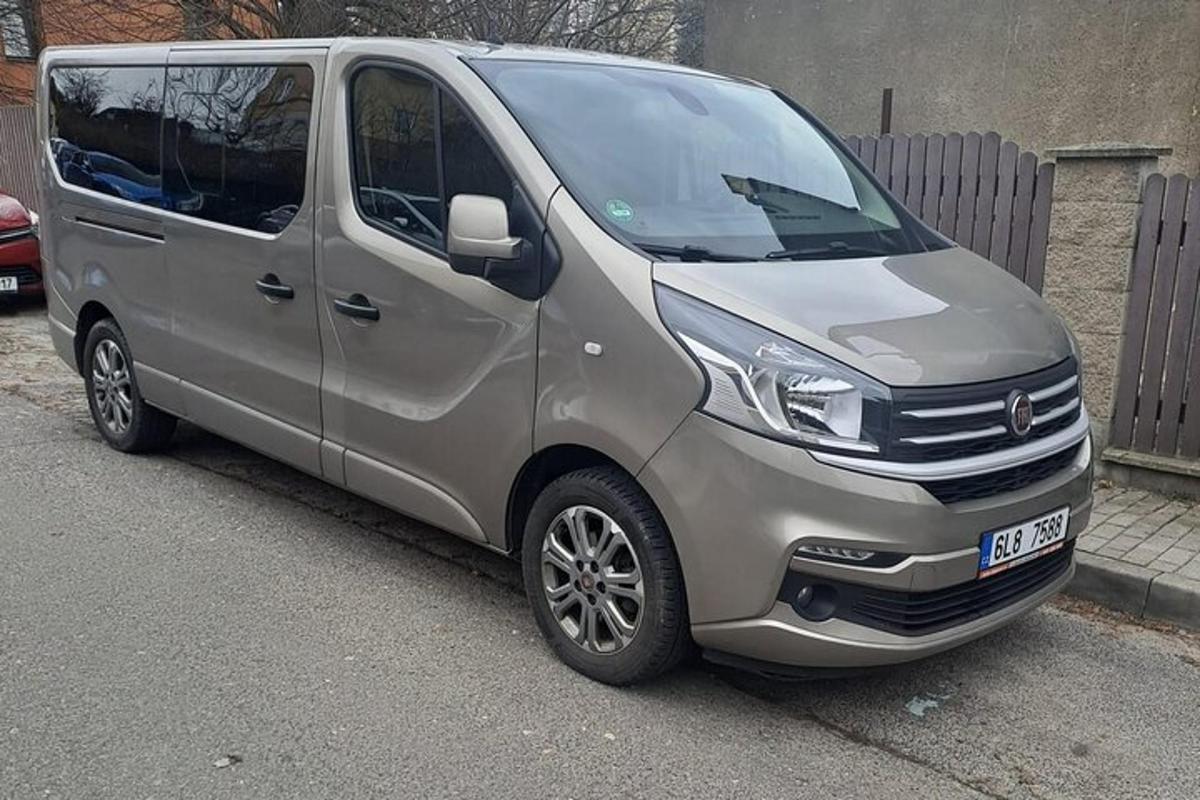 stříbrná dodávka zaparkovaná na parkovišti