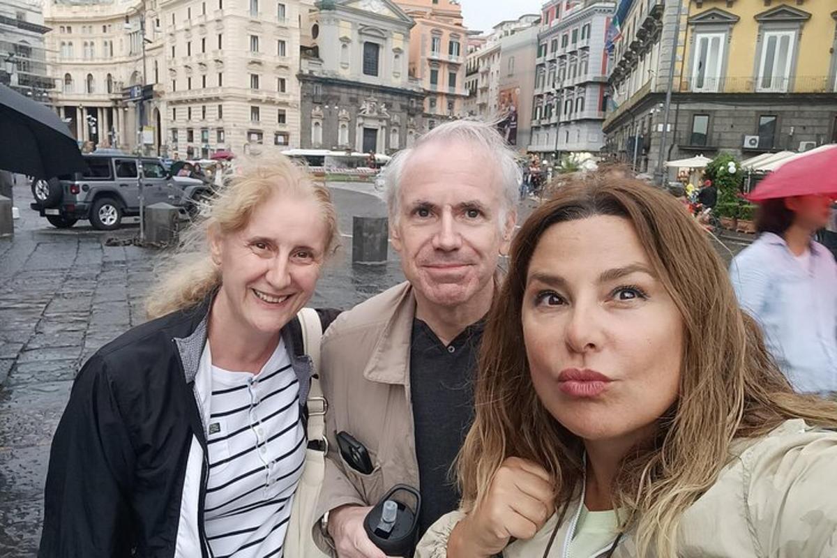 muž a dvě ženy stojící na městské ulici