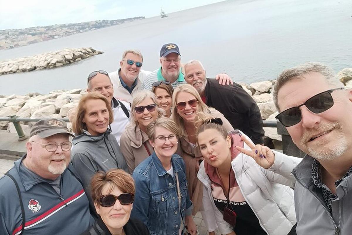 skupina lidí pózujících pro fotografii u vody