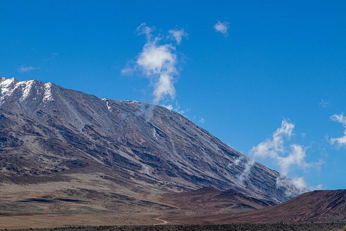 une montagne avec de la neige au sommet