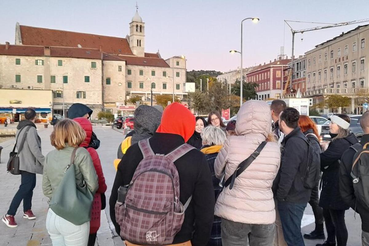 skupina lidí stojících na městské ulici