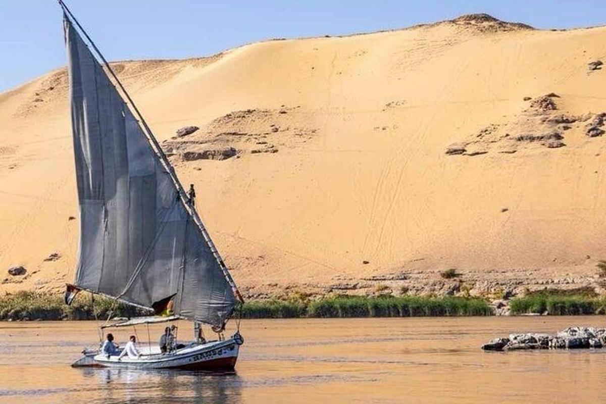 un gruppo di persone su una barca a vela in acqua