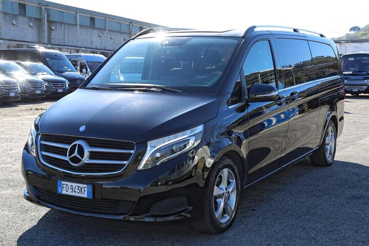 modrá dodávka Mercedes Benz zaparkovaná na parkovisku