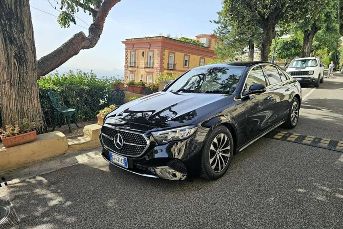 čierne auto zaparkované na kraji ulice