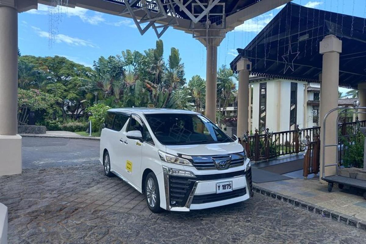 bel kombi parkiran pred stavbo