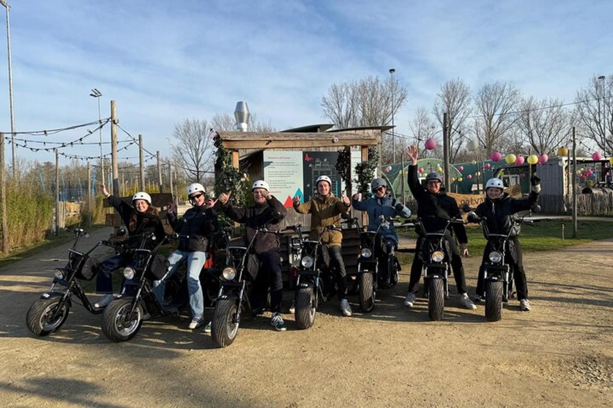 en gruppe mennesker på motorsykler som poserer for et bilde