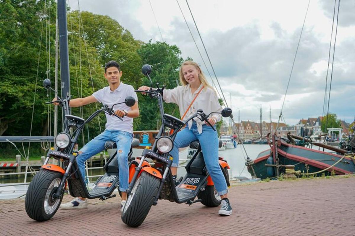 en mann og en kvinne som kjører på en oransje motorsykkel