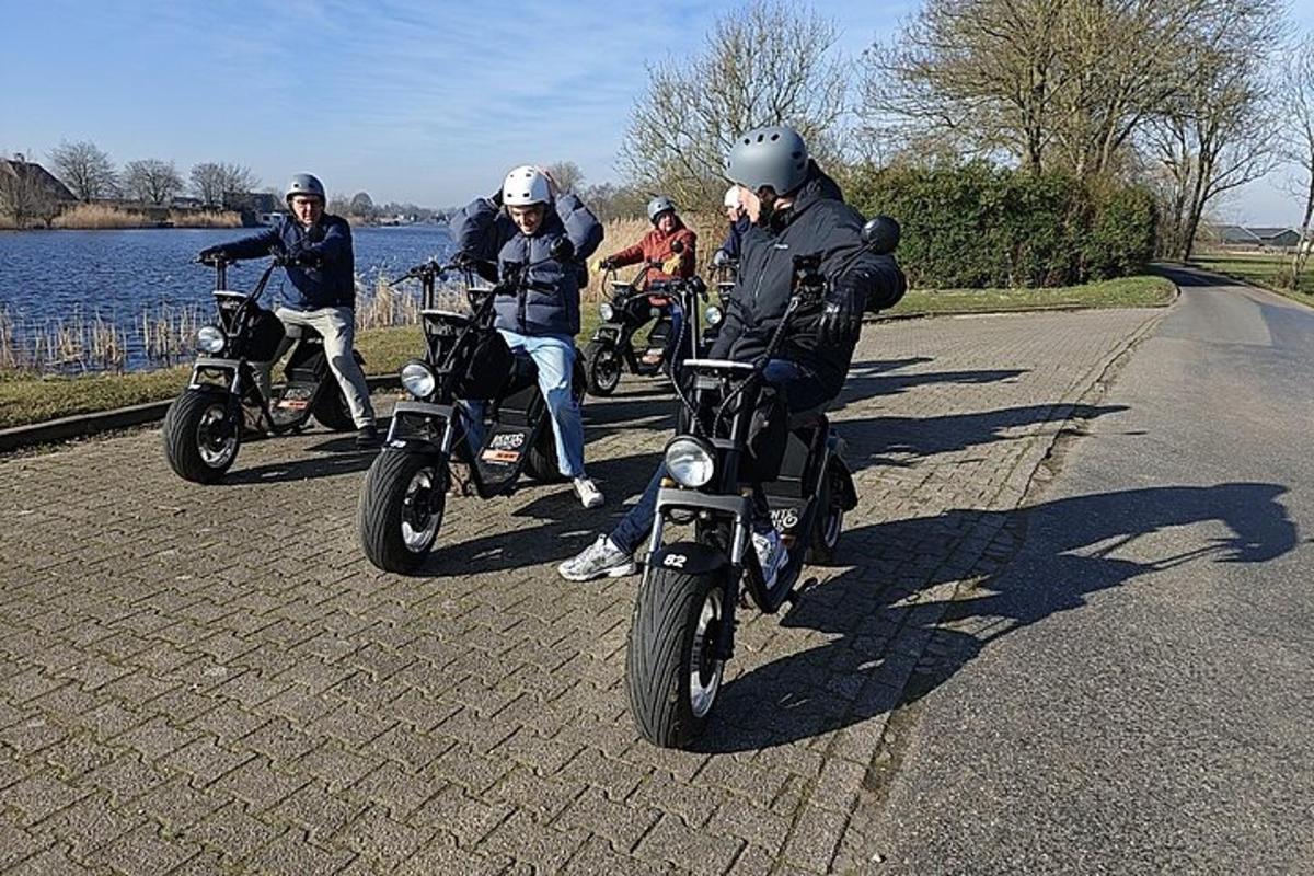 grupa ludzi jadących motocyklami drogą