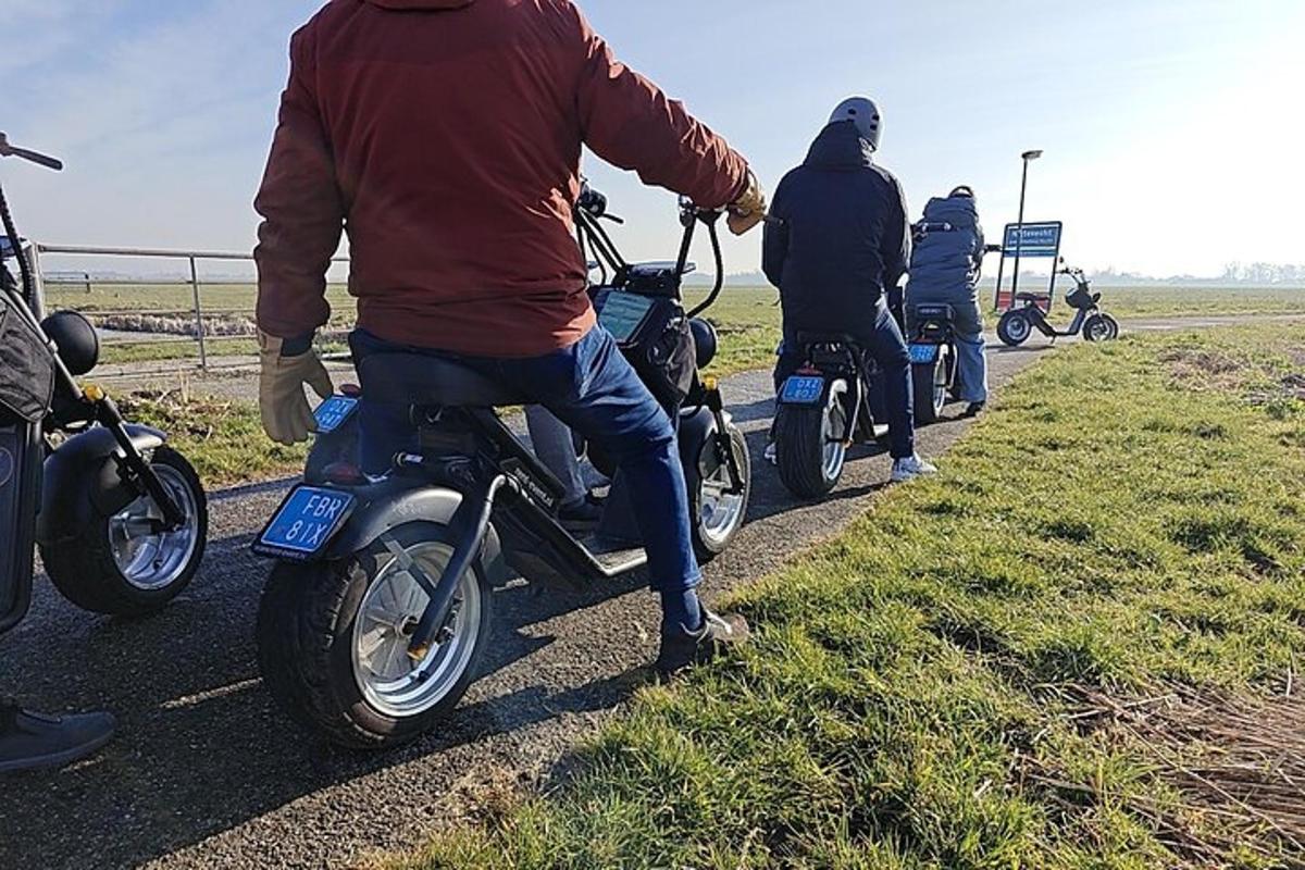 hópur fólks sem ekur mótorhjólum á vegi