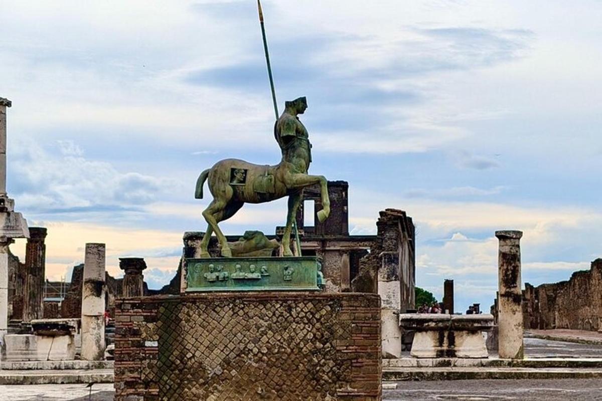 o statuie a unei persoane călare pe un cal