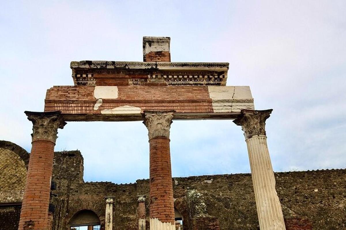 antiche rovine di un edificio con due colonne
