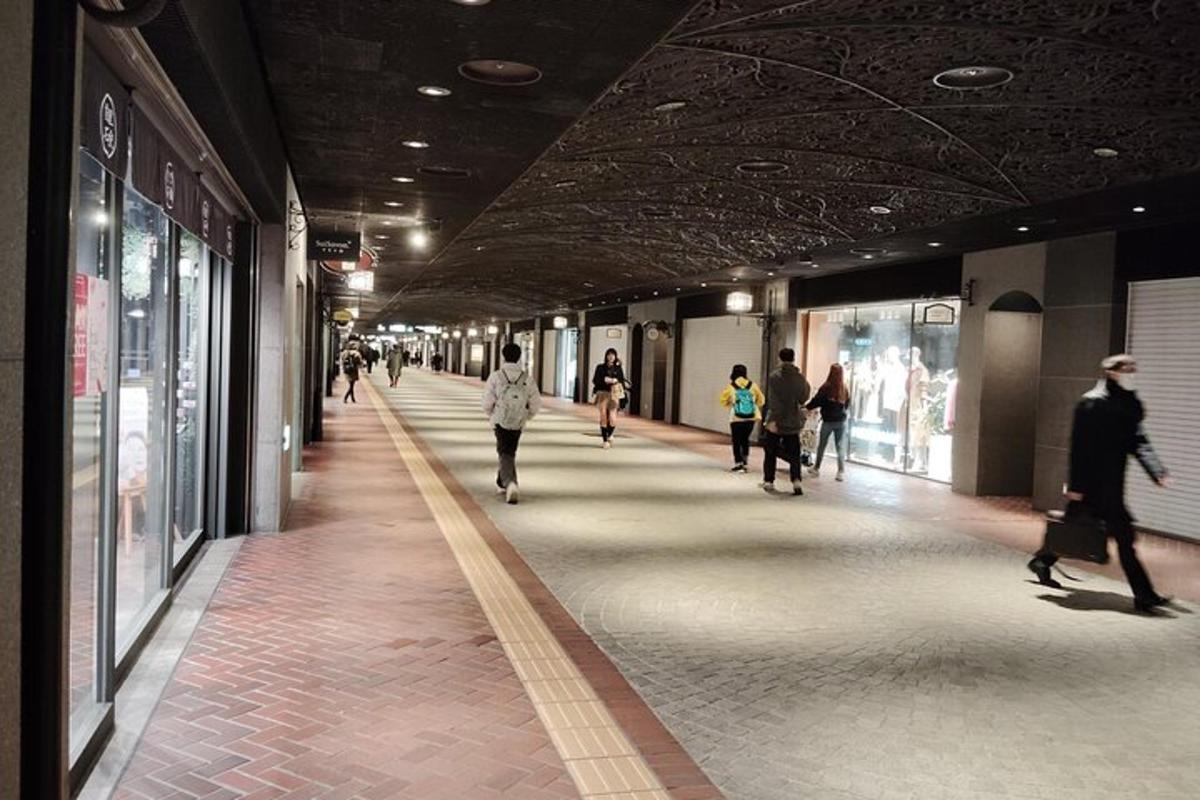 um grupo de pessoas caminhando em um shopping