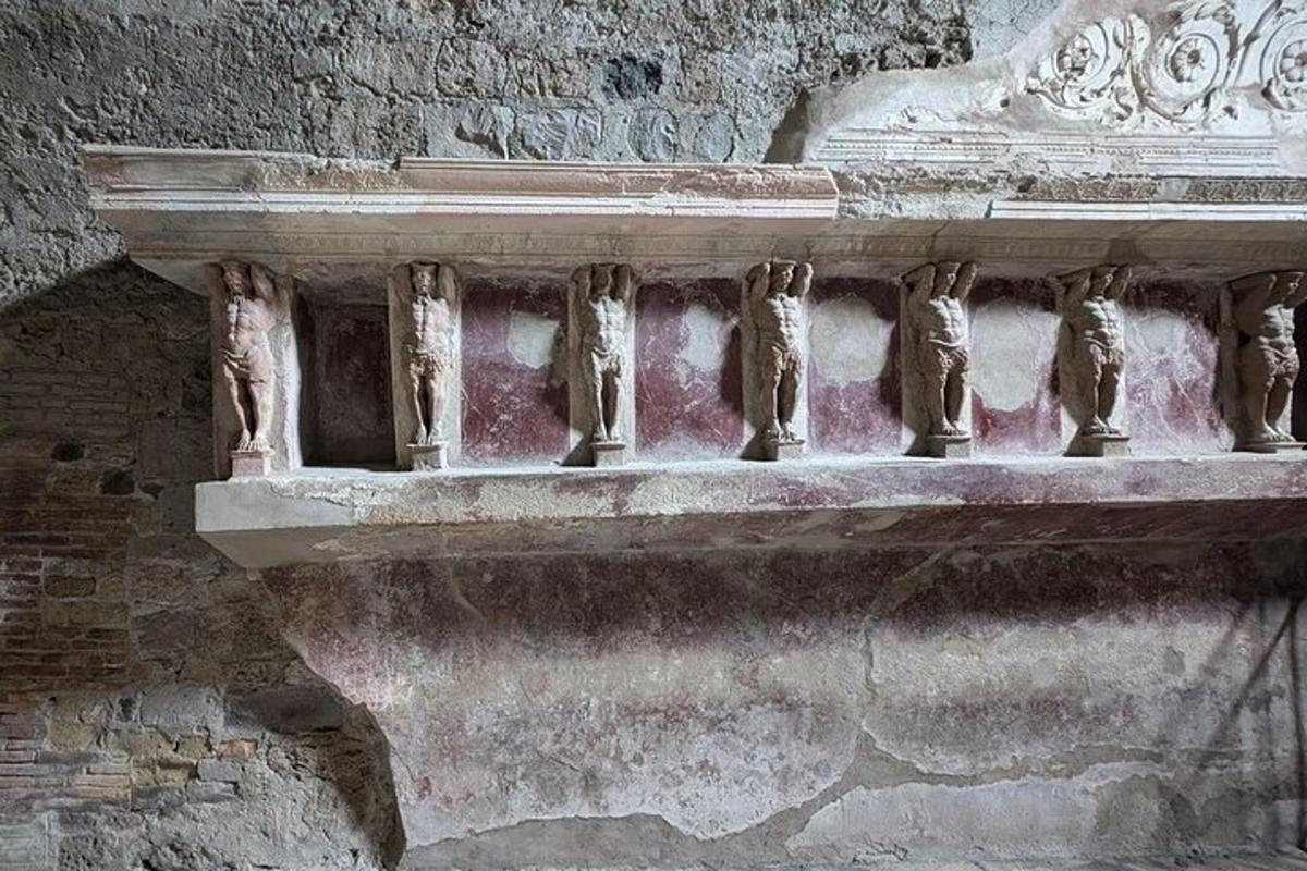 una sporgenza di pietra sul lato di un edificio