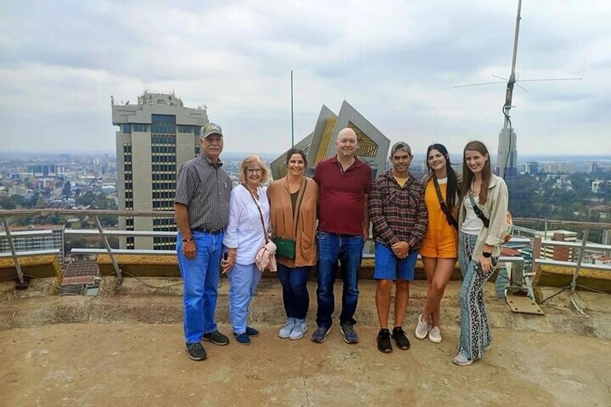 skupina lidí stojící na střeše budovy