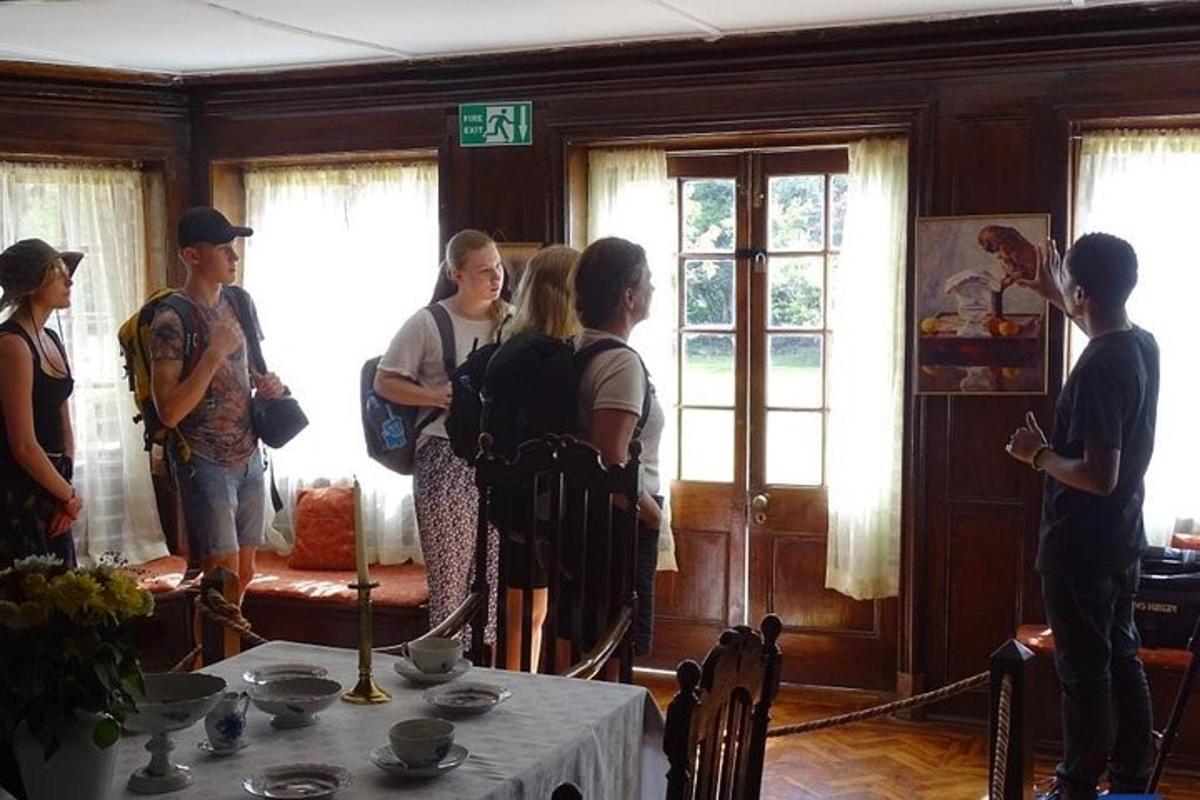 un gruppo di persone in piedi in una stanza