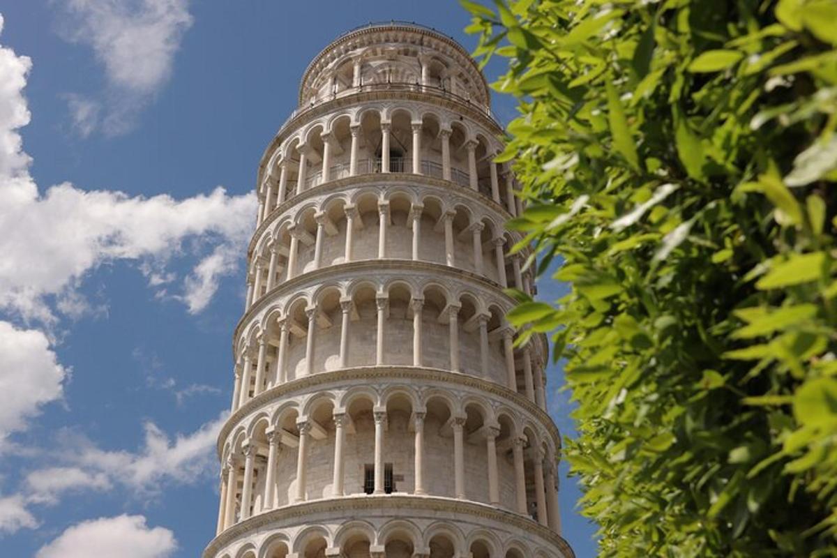 un primo piano della torre pendente di zonazonazonazonazonaramid
