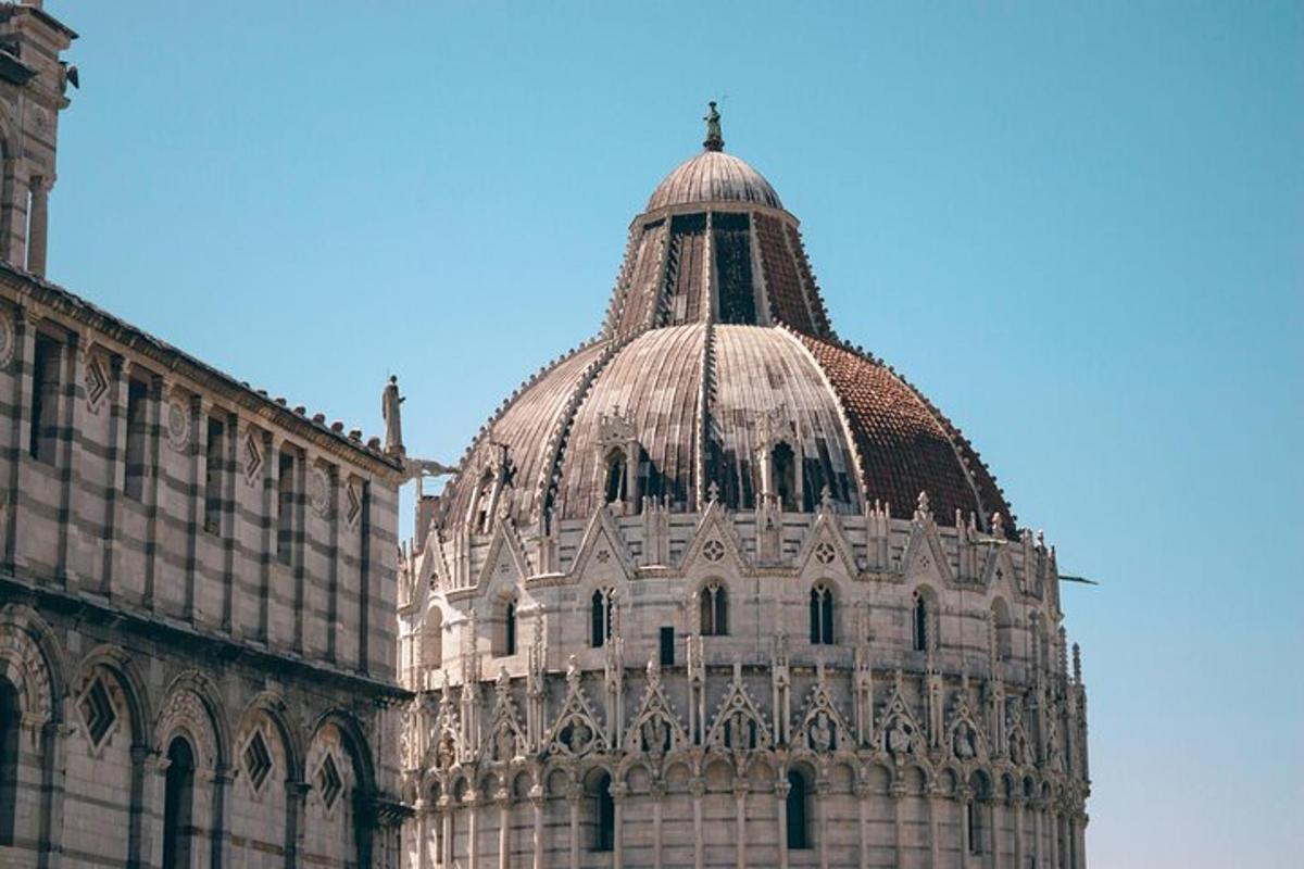 un edificio con una cupola accanto a un edificio