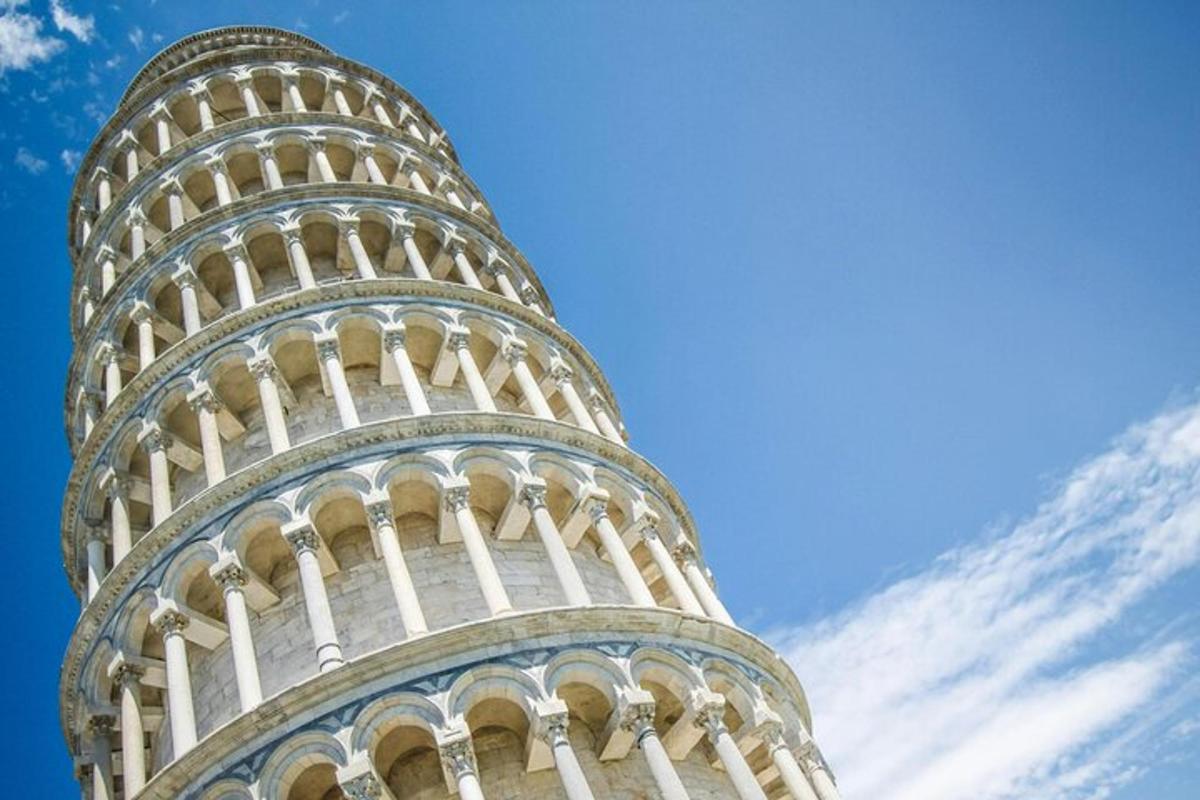 un primo piano della torre pendente di Pisa