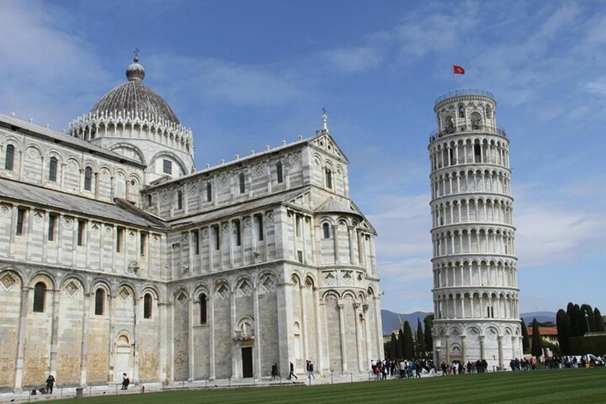 un edificio con una torre pendente e una cattedrale