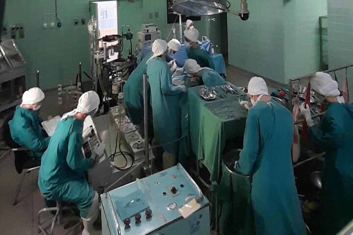 skupina chirurgů na operačním sále