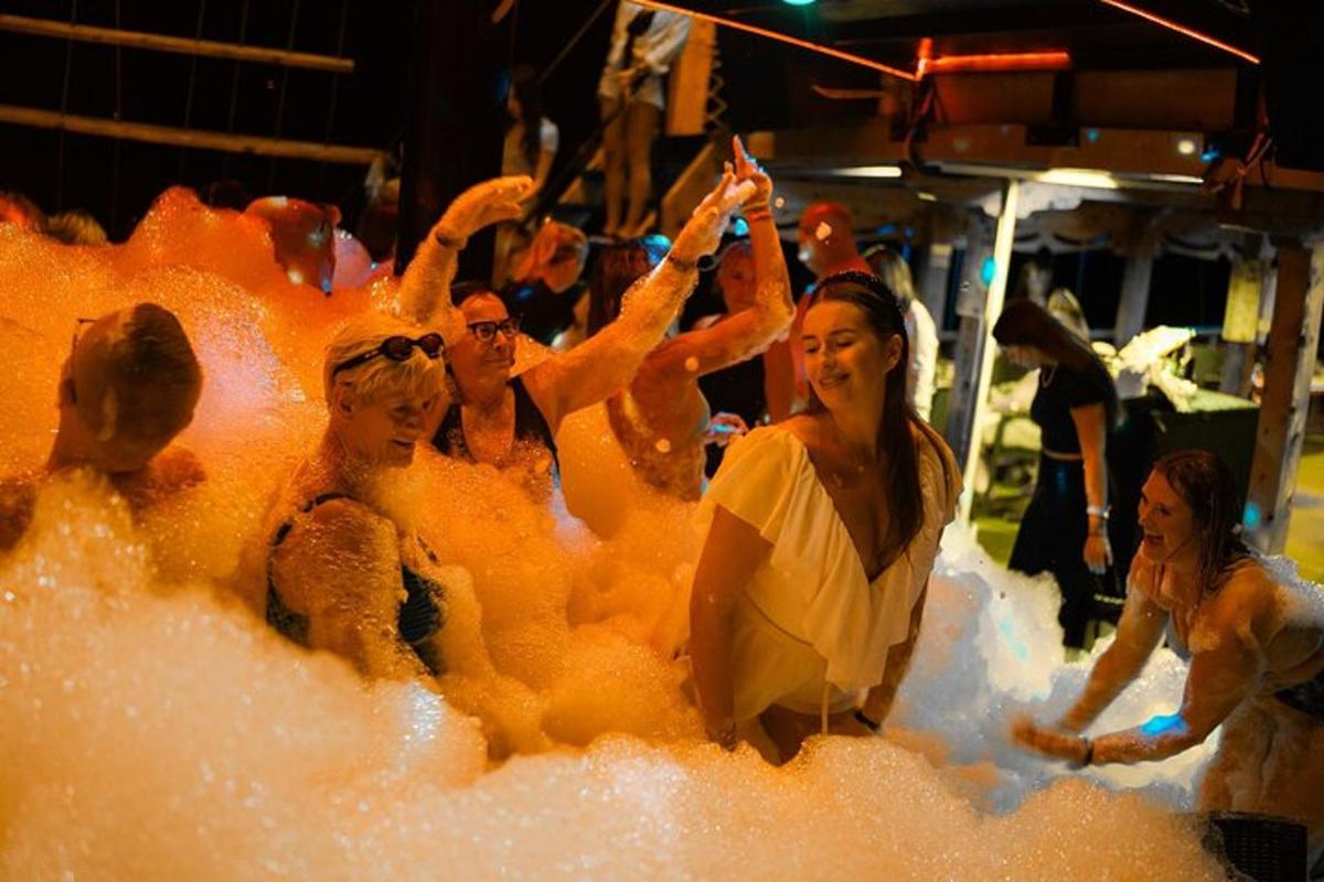 un gruppo di persone in una vasca da bagno con schiuma