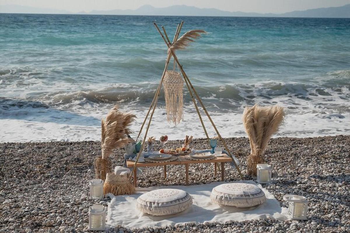 ένα τραπέζι σε μια παραλία με θέα στον ωκεανό