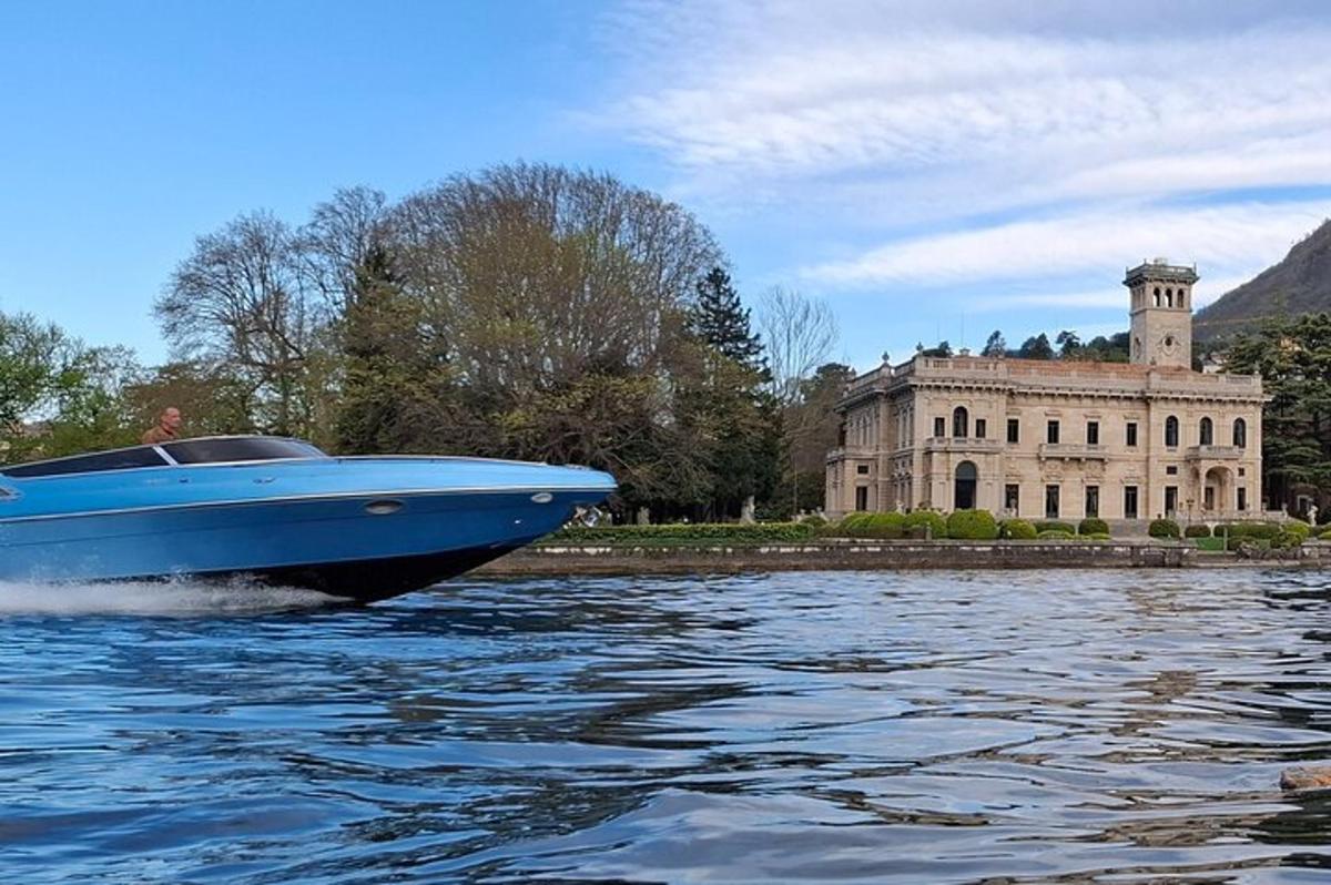 una barca blu sull'acqua di fronte a un edificio