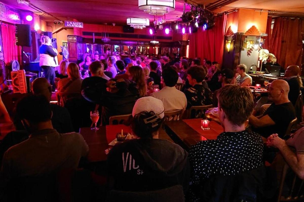 um grupo de pessoas sentadas às mesas de um bar