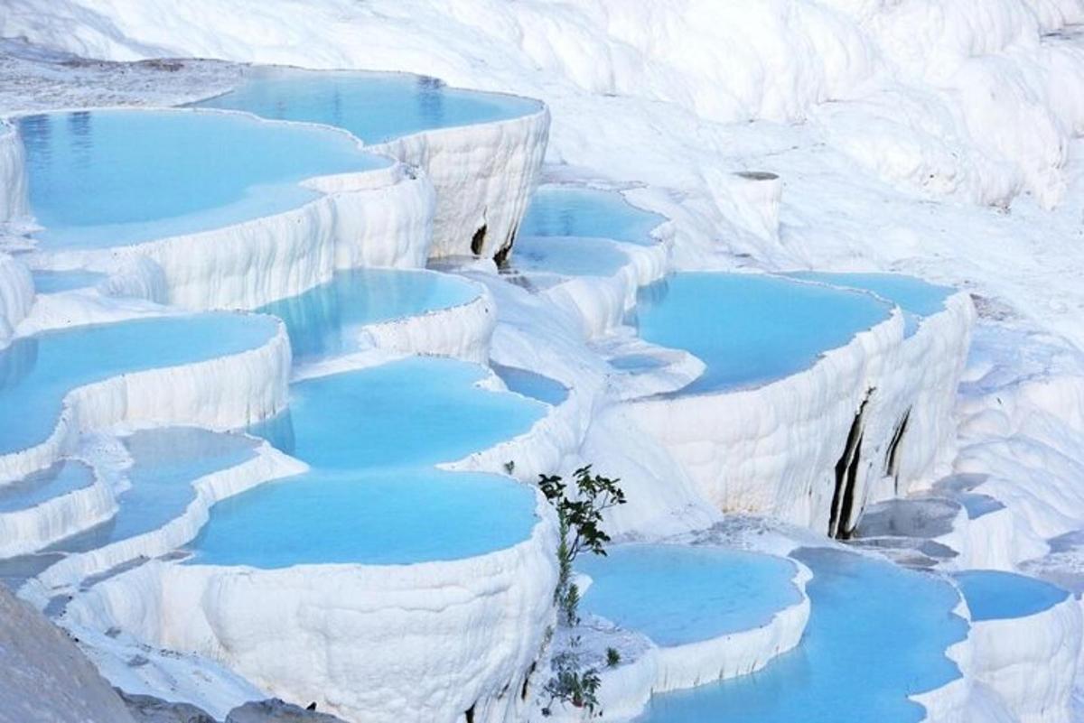 un gruppo di formazioni di ghiaccio nella neve