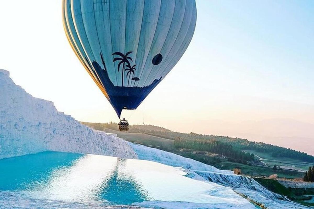 una mongolfiera che vola sopra uno specchio d'acqua