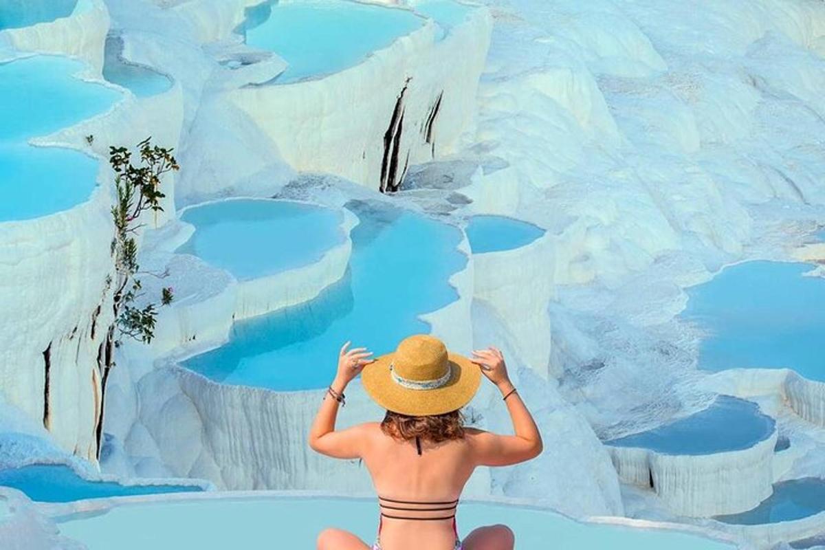 una donna con un cappello seduta davanti a un murale di ghiaccio