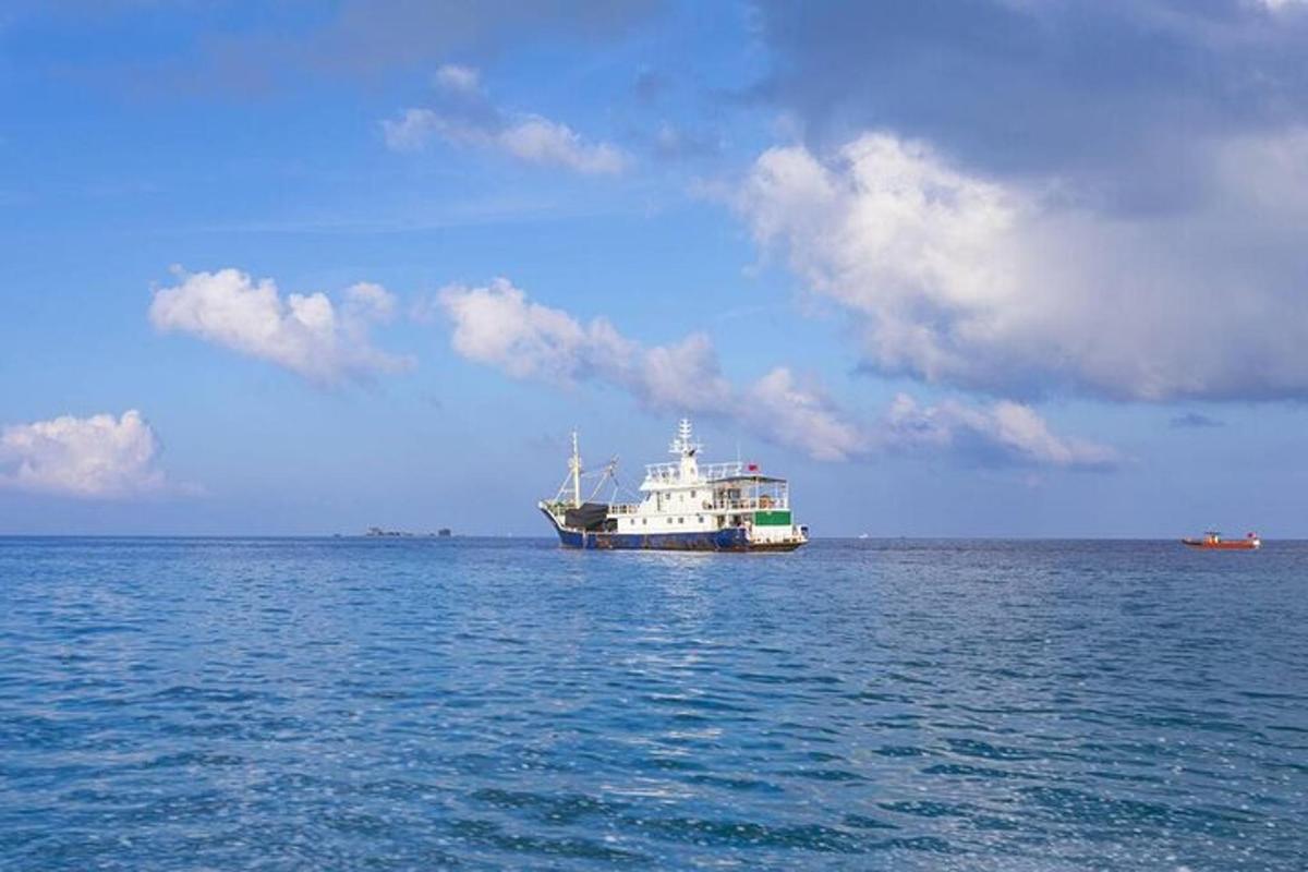 μια μεγάλη βάρκα στη μέση του ωκεανού