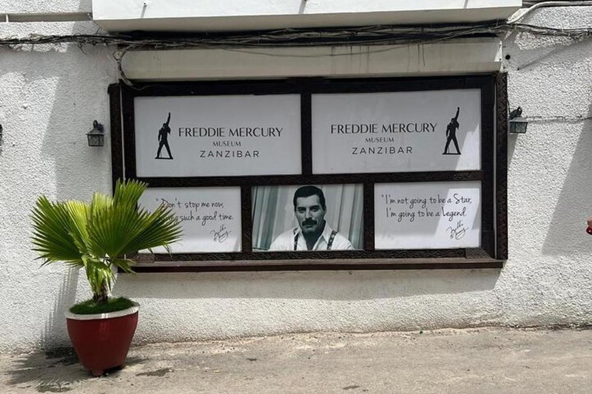 ένα παράθυρο με μια εικόνα ενός άνδρα και ενός φυτού