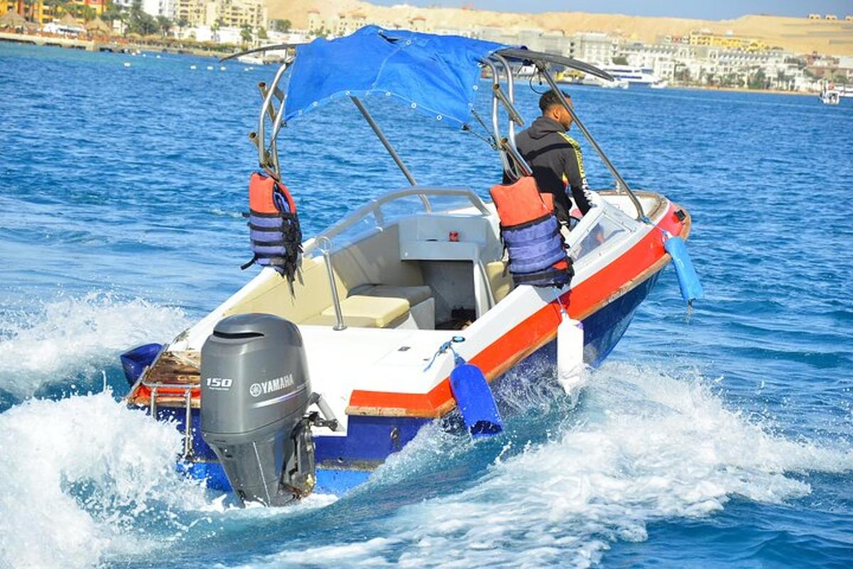 ένας άντρας σε μια βάρκα στο νερό
