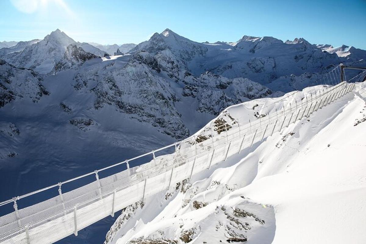 uma longa ponte na neve em uma montanha