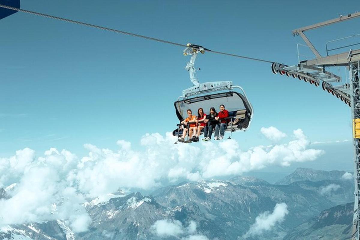 um grupo de pessoas andando em um teleférico