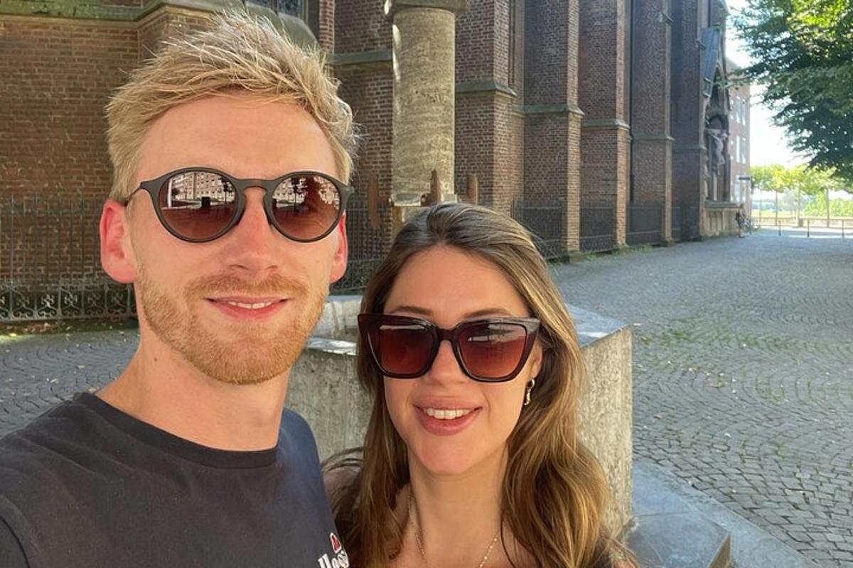 Un hombre y una mujer con gafas de sol posando para una foto.