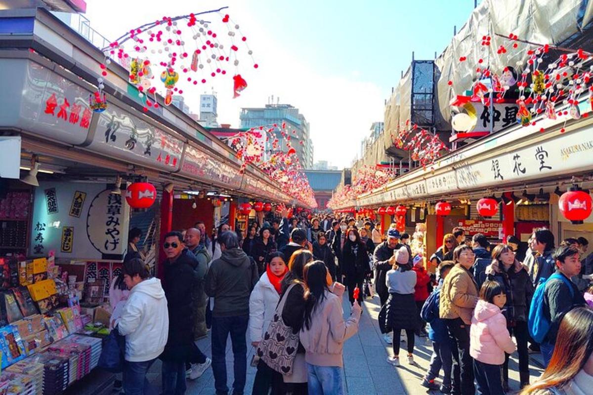 una folla di persone che camminano in un mercato affollato