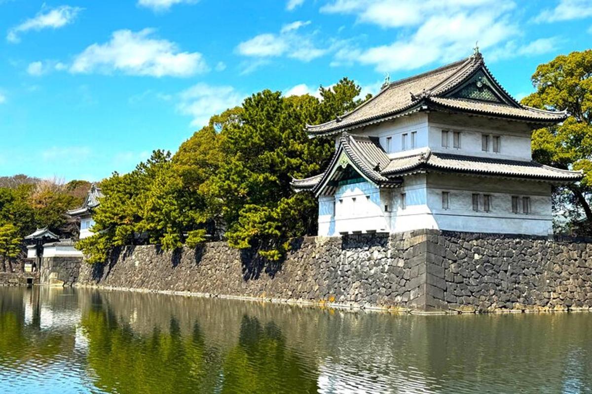un edificio su un muro accanto a uno specchio d'acqua