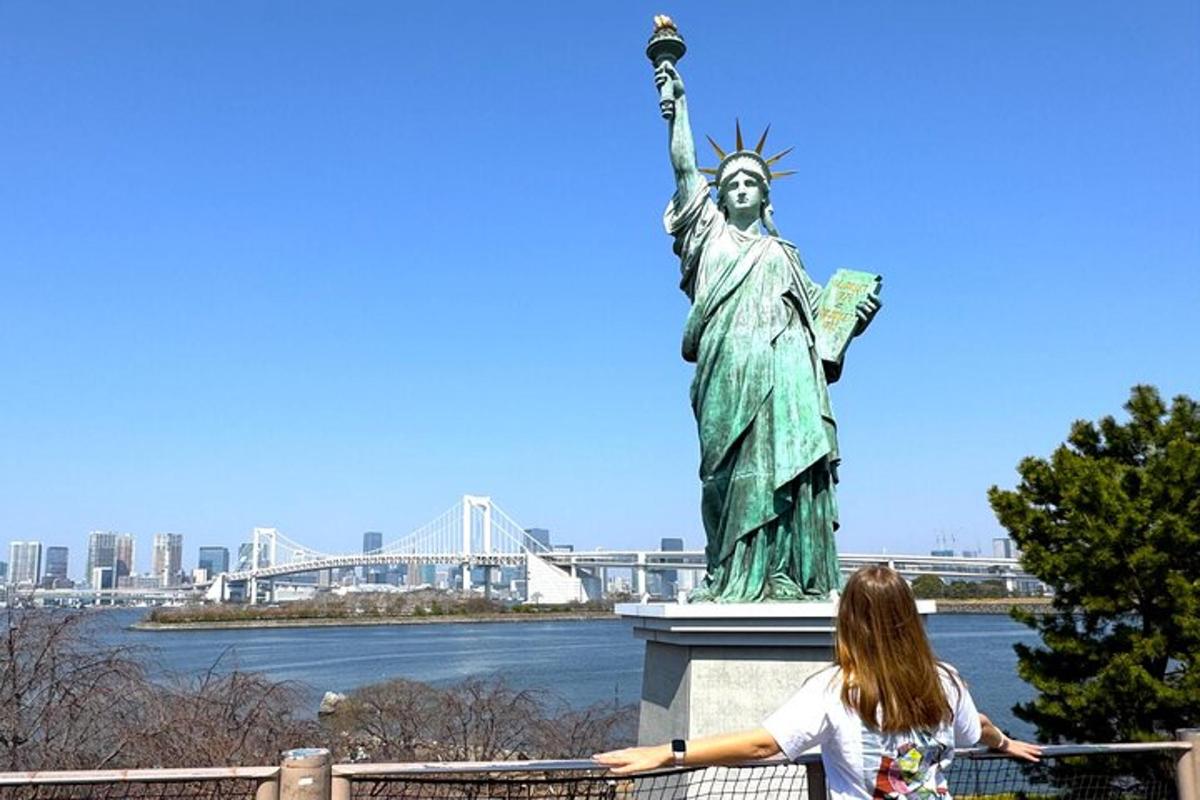 una donna in piedi davanti alla statua della libertà