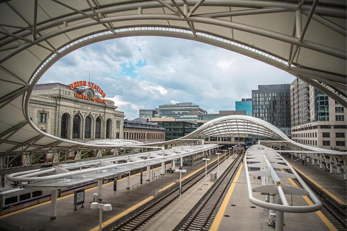Blick auf eine U-Bahnstation mit einem Zug