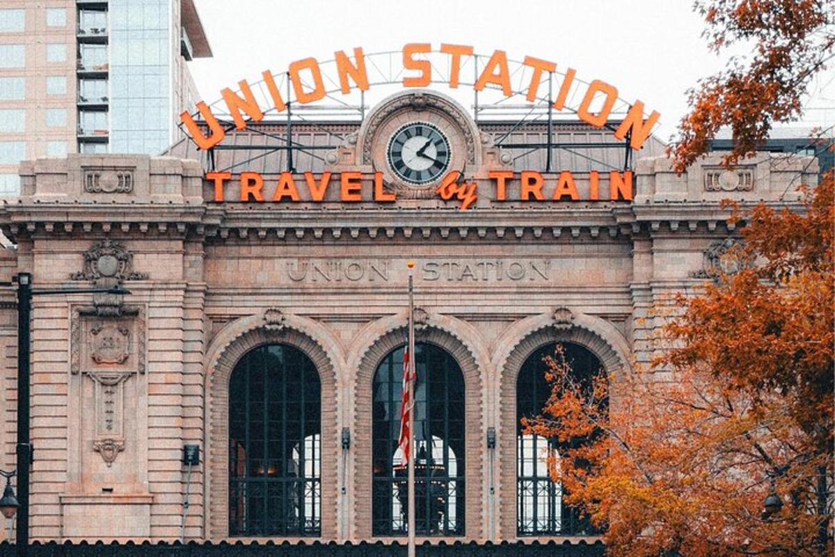 ein Gebäude mit einem Schild mit der Aufschrift „Union Station Travel Train“