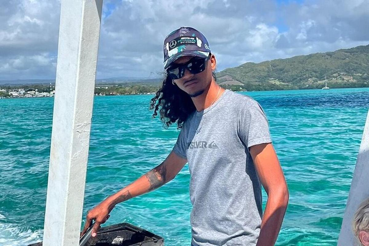 ein Mann, der auf einem Boot im Wasser steht
