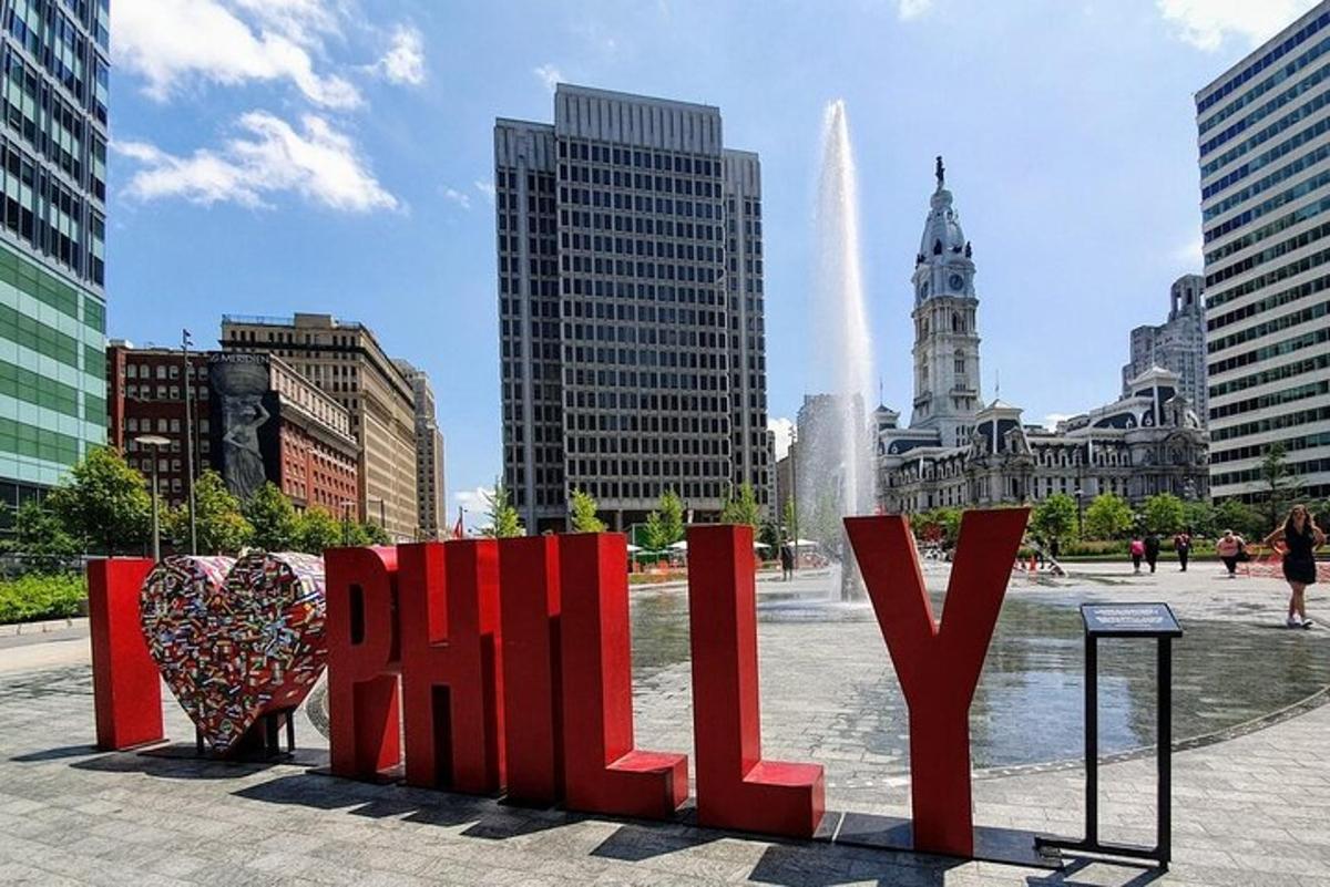 un cartello nel mezzo di una città con edifici
