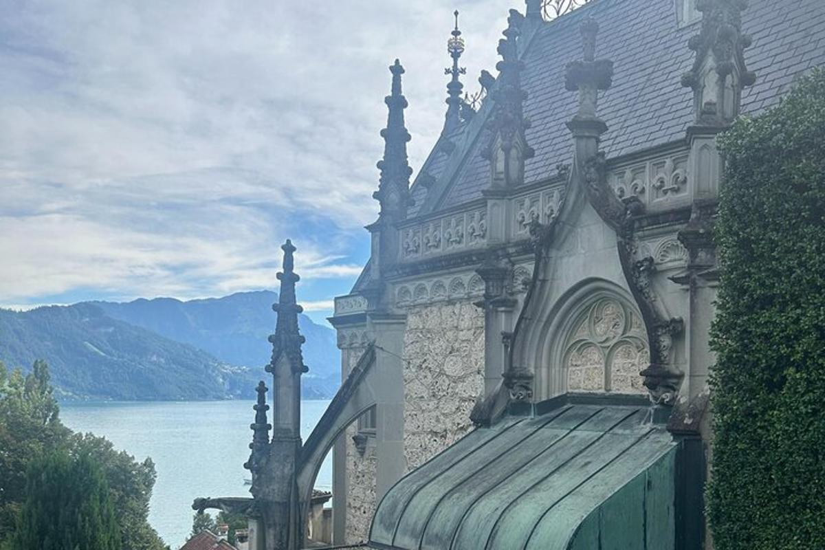 um grande edifício com vista para a água