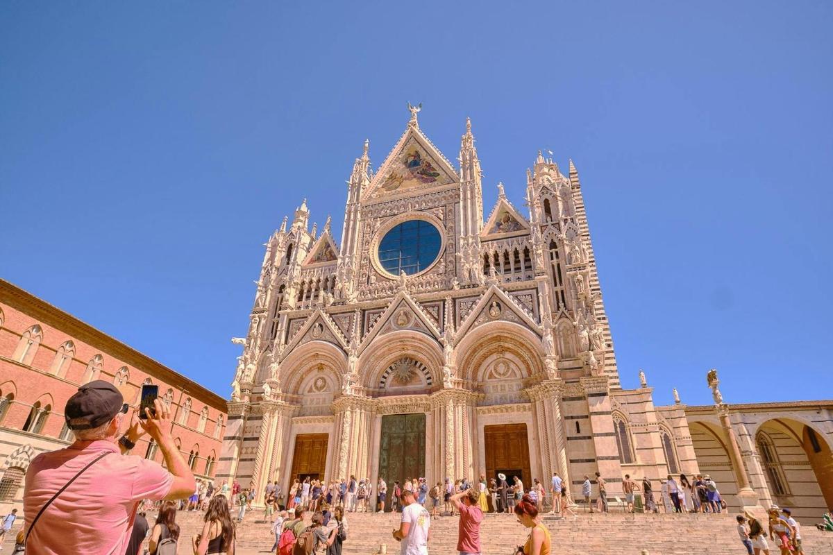 um homem tirando uma foto de uma catedral